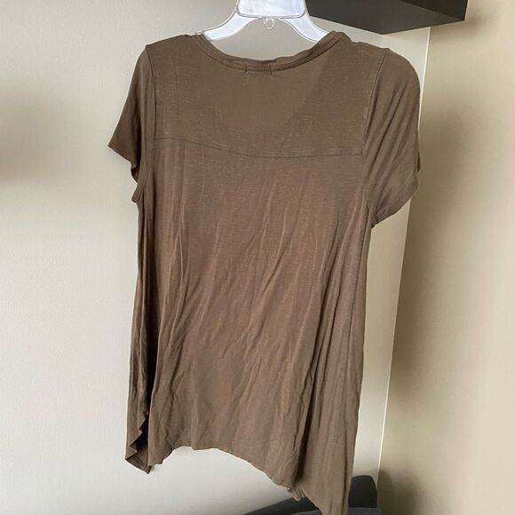 Charming Charlie Olive T Shirt with Abstract Bottom Hem Size Medium - Picture 3 of 7